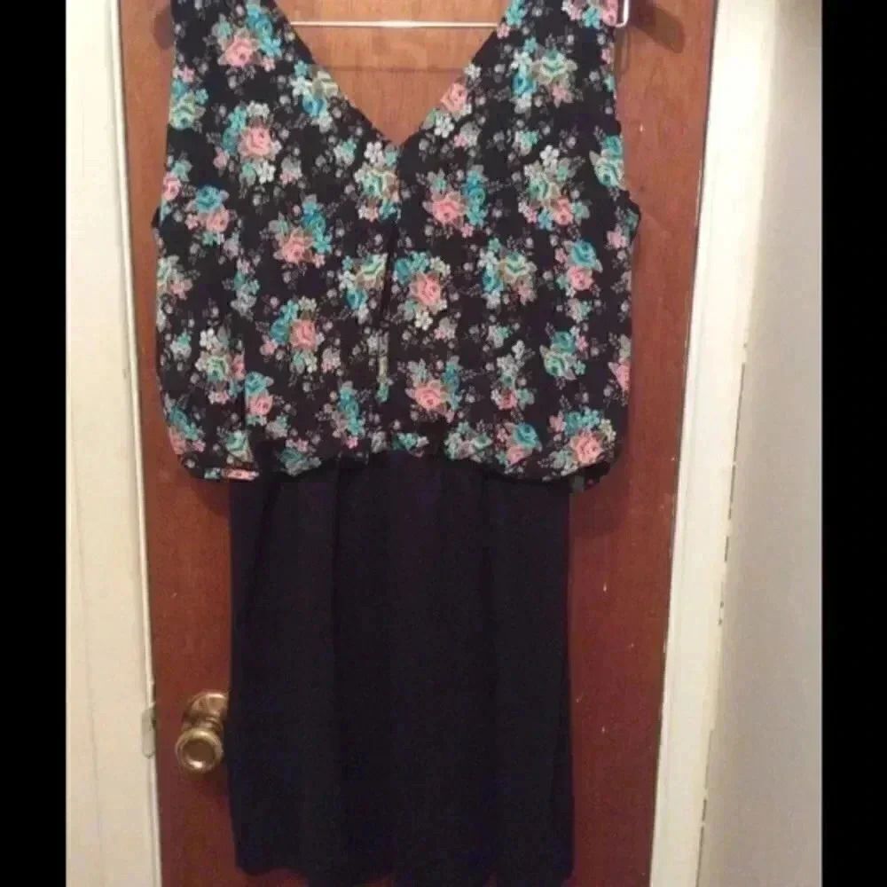Sleeveless v-neck mini dress. ❤️
